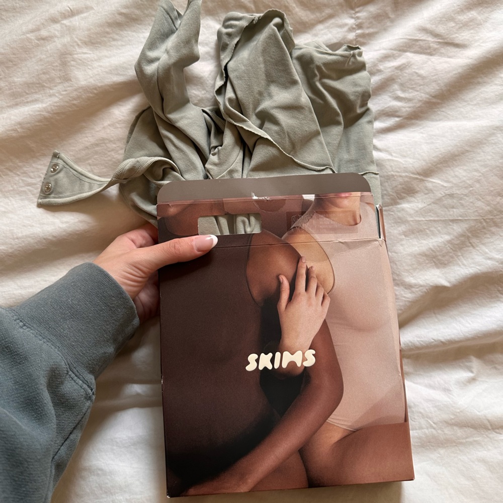 SKIMS Essential Long Sleeve Scoop Neck Bodysuit (NWT)